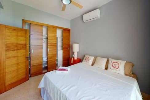 Apartment-E2-Arenas-Beachfront-Condos-Bedroom (2)